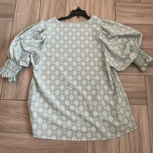 Vine & Love Ladies short sleeve blouse , size small.